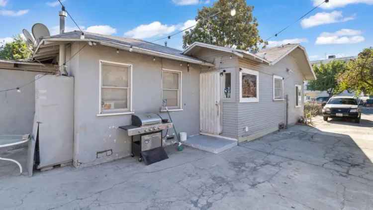 Single-family house For Sale in 14233, Delano Street, Los Angeles, California