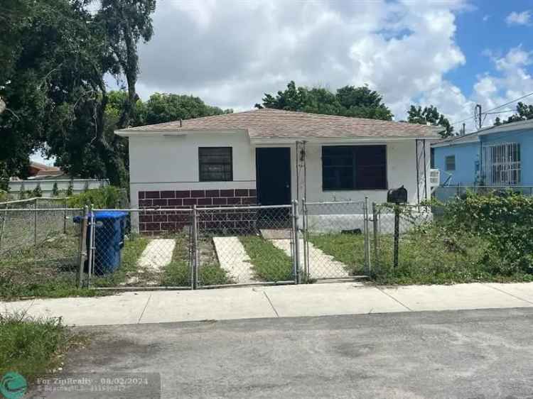 Single-family house For Sale in 2961, Northwest 59th Street, Hialeah, Florida