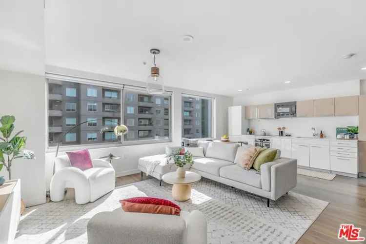 Condo For Sale in 901, South Flower Street, Los Angeles, California