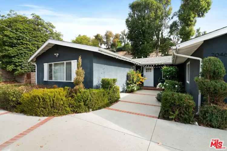 Single-family house For Sale in 7046, Darnoch Way, Los Angeles, California