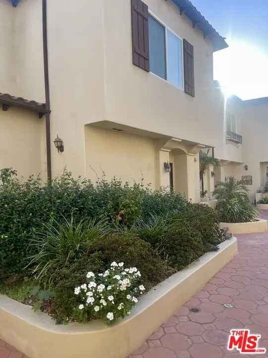 Condo For Sale in 5753, White Oak Avenue, Los Angeles, California