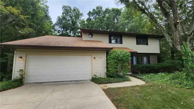 Single-family house For Sale in 2162, Hidden Lake Court, Charleston, Illinois