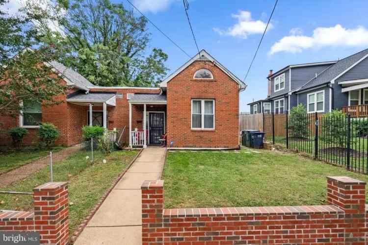 Single-family house For Sale in 117, Upsal Street Southeast, Washington, District of Columbia