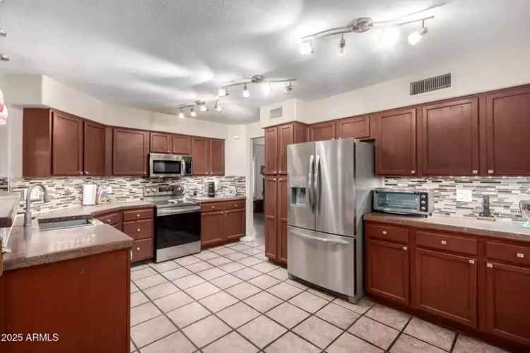 Single-family house For Sale in 1540, West Orchid Lane, Chandler, Arizona