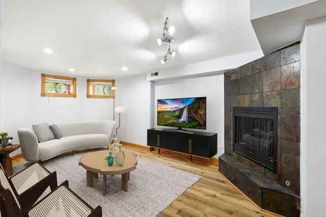 Condo For Sale in Chicago, Illinois