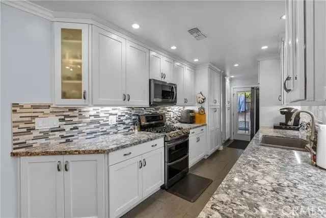 Single-family house For Sale in 9636, Gothic Avenue, Los Angeles, California