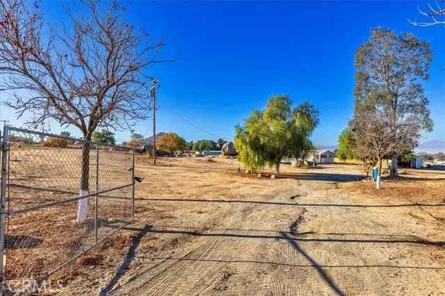 Single-family house For Sale in 23925, Menifee Road, Nuevo, California