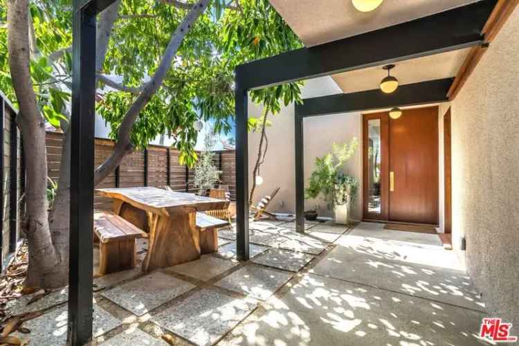 Single-family house For Sale in 6826, Iris Circle, Los Angeles, California