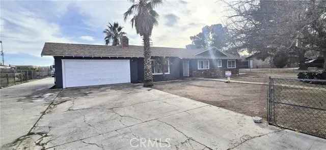 Single-family house For Sale in 14411, Willow Street, Hesperia, California