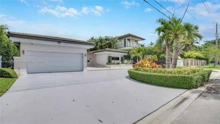 Single-family house For Sale in 1031, North Shore Drive, Miami Beach, Florida