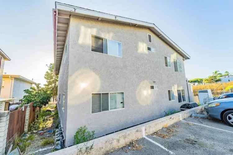 Multi-family house For Sale in 810, Acacia Avenue, Oceanside, California