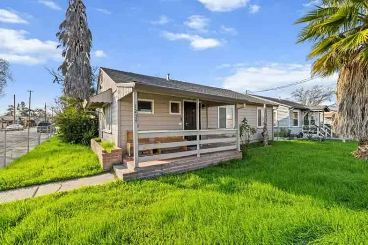 Single-family house For Sale in 1234, South Avenue, Sacramento, California