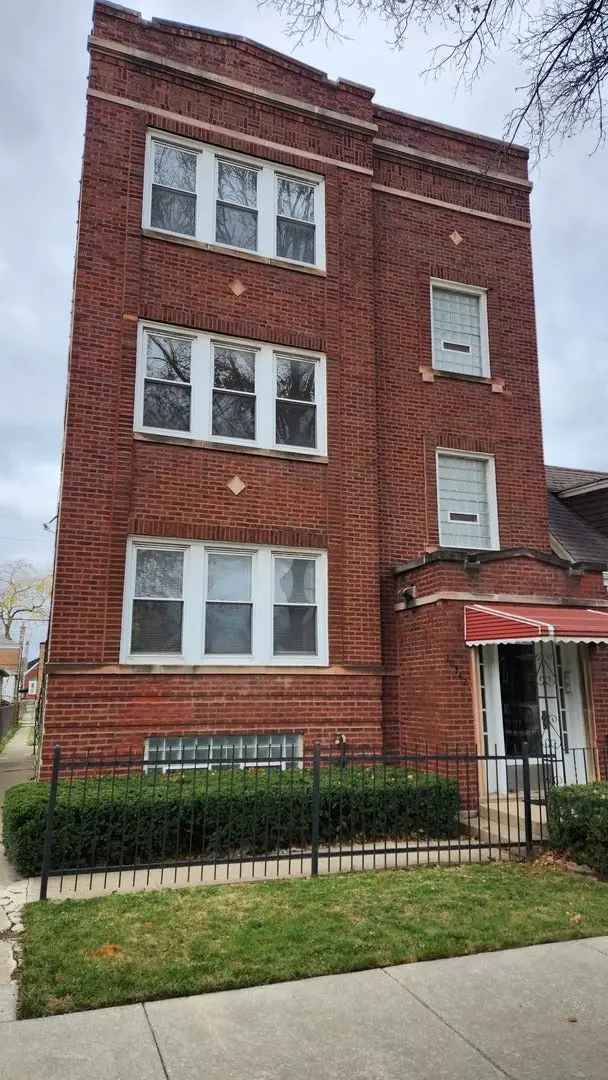 Multi-family house For Sale in 10342, South Calumet Avenue, Chicago, Illinois