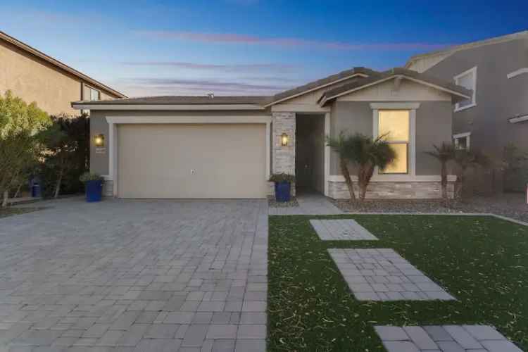 Modern 3-Car Garage Home in Maricopa, AZ