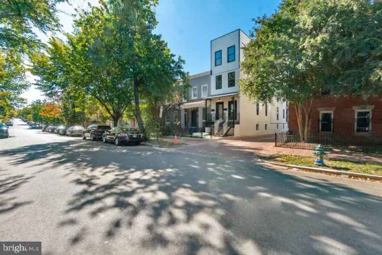 House For Sale in 726, 11th Street Northeast, Washington, District of Columbia