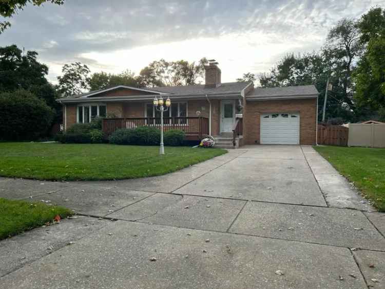 Single-family house For Sale in 8216, Forest Avenue, Munster, Indiana