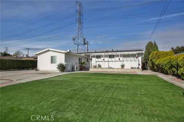 Single-family house For Sale in Anaheim, California