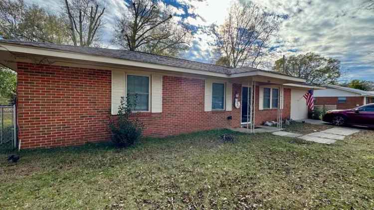 Single-family house For Sale in 106, Graves Avenue, Opp, Alabama