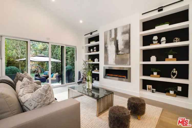 Single-family house For Sale in 15122, Morrison Street, Los Angeles, California