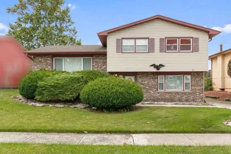 Single-family house For Sale in 20006, Lakewood Avenue, Lynwood, Illinois