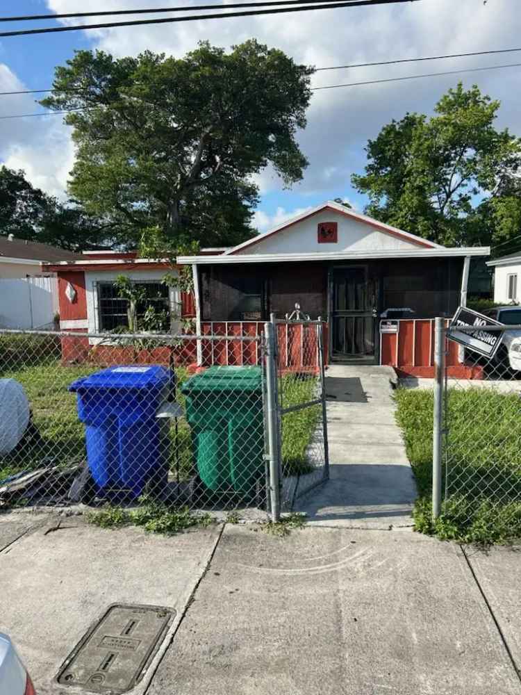 Single-family house For Sale in 1220, Northwest 71st Street, Hialeah, Florida