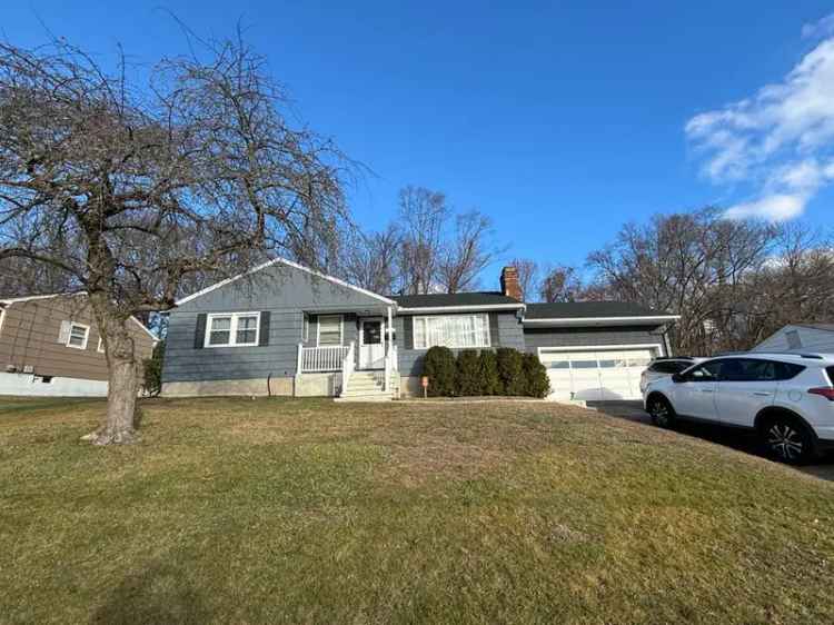 Single-family house For Sale in 155, Lorann Drive, Naugatuck, Connecticut