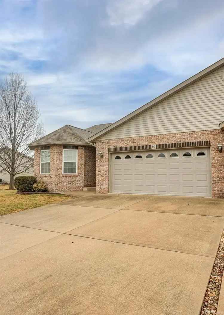 Single-family house For Sale in Bethalto, Illinois