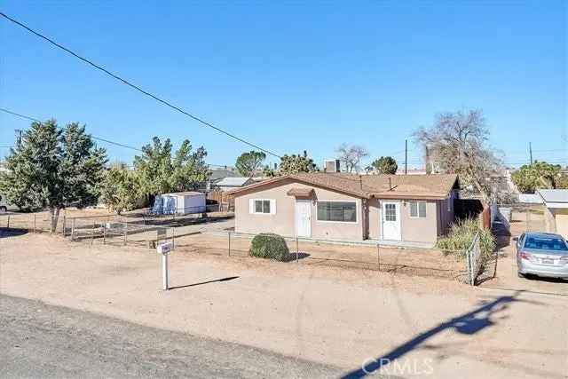 Single-family house For Sale in 15812, Orange Street, Hesperia, California