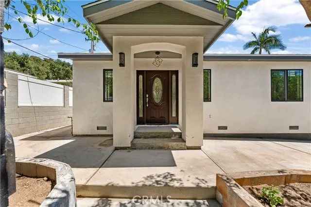 Single-family house For Sale in Chatsworth Lake Manor, California