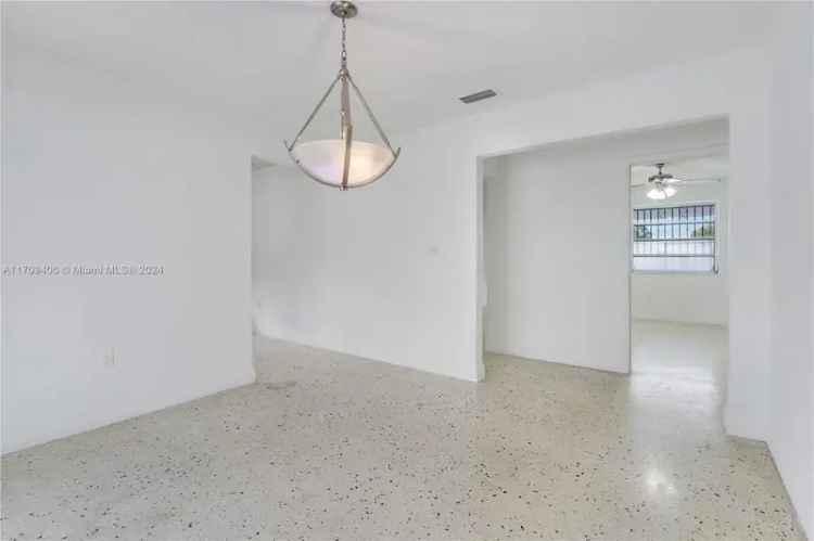 Single-family house For Sale in 5780, Northwest 7th Street, Miami, Florida