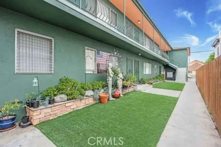 Multi-family house For Sale in 3024, East 3rd Street, Long Beach, California