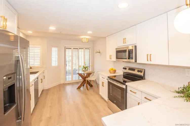 Single-family house For Sale in 29052, Vista Valley Drive, Vista, California