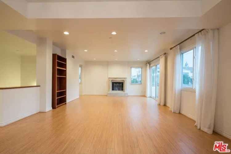 Condo For Sale in 11824, Darlington Avenue, Los Angeles, California