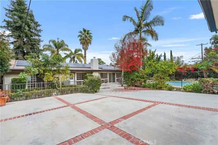 Single-family house For Sale in 24316, Burbank Boulevard, Los Angeles, California