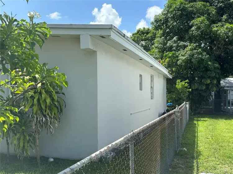 Single-family house For Sale in 102, Northwest 33rd Street, Miami, Florida