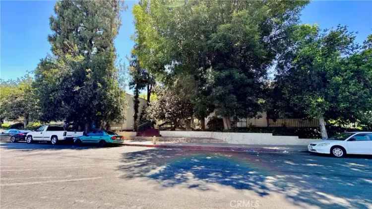 Canoga Park Condo: Updated Unit with Pool, Spa & Balcony