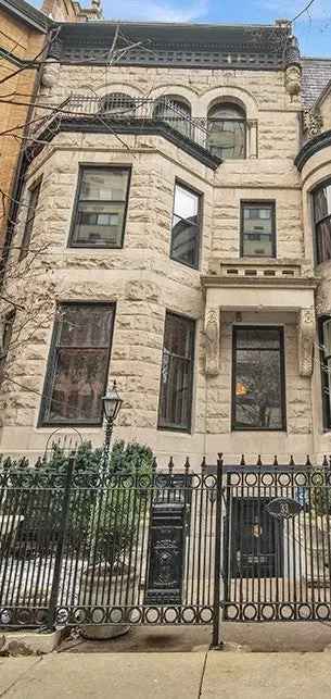 Multi-family house For Sale in 33, East Division Street, Chicago, Illinois