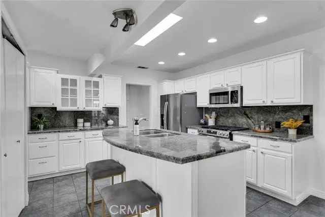 Single-family house For Sale in 231, North Myers Street, Burbank, California