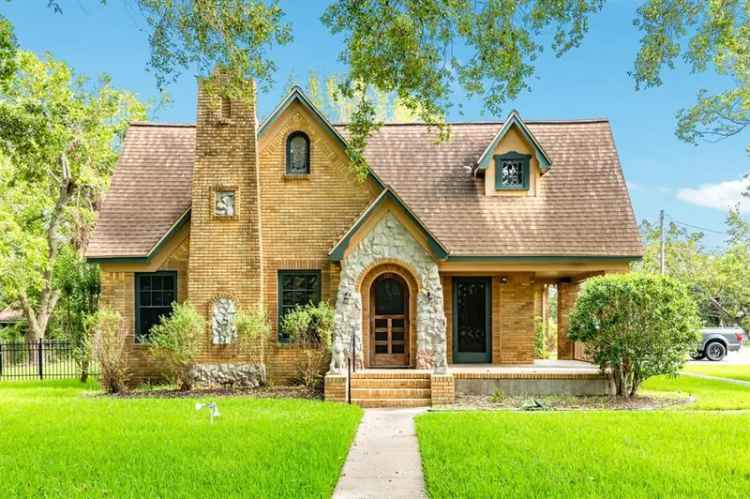 Single-family house For Sale in Angleton, Texas