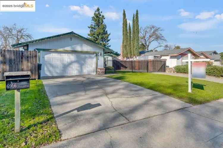 Single-family house For Sale in 6916, Tierra Green Way, Sacramento, California