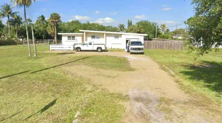 Single-family house For Sale in Palm Springs, Florida