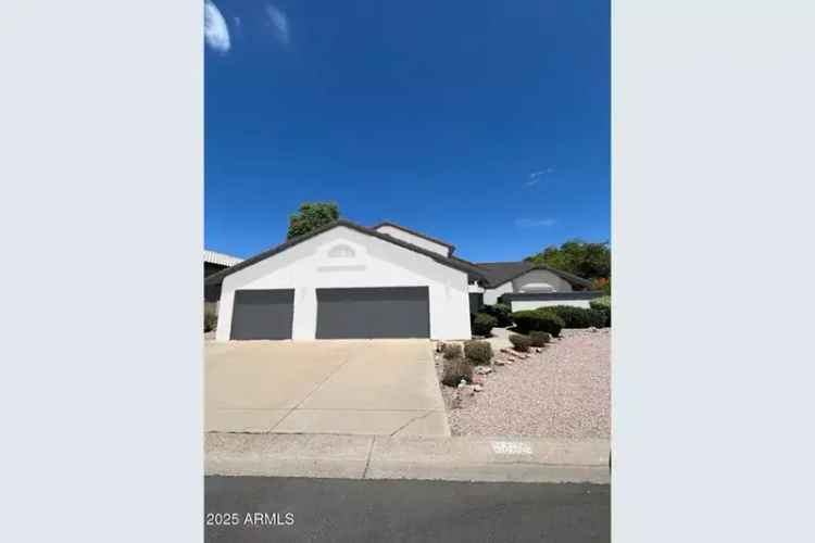 Single-family house For Sale in 5742, West Shannon Street, Chandler, Arizona