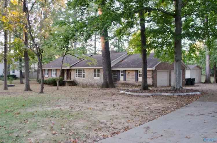 Single-family house For Sale in 211, Brookwood Drive East, Athens, Alabama