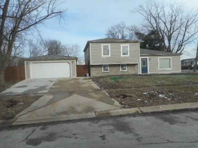 Single-family house For Sale in 22456, Yates Avenue, Sauk Village, Illinois