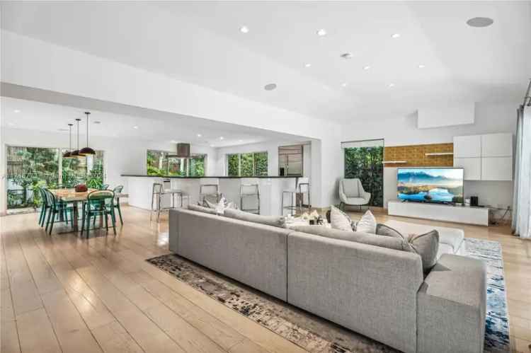 Single-family house For Sale in 4365, North Bay Road, Miami Beach, Florida