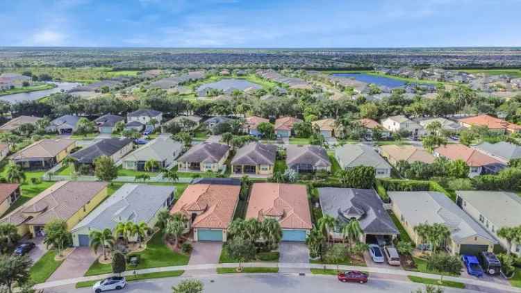 Single-family house For Sale in 11750, Southwest Crestwood Circle, Port Saint Lucie, Florida