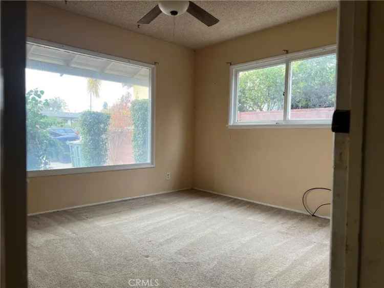 Single-family house For Sale in 2420, North Keystone Street, Burbank, California