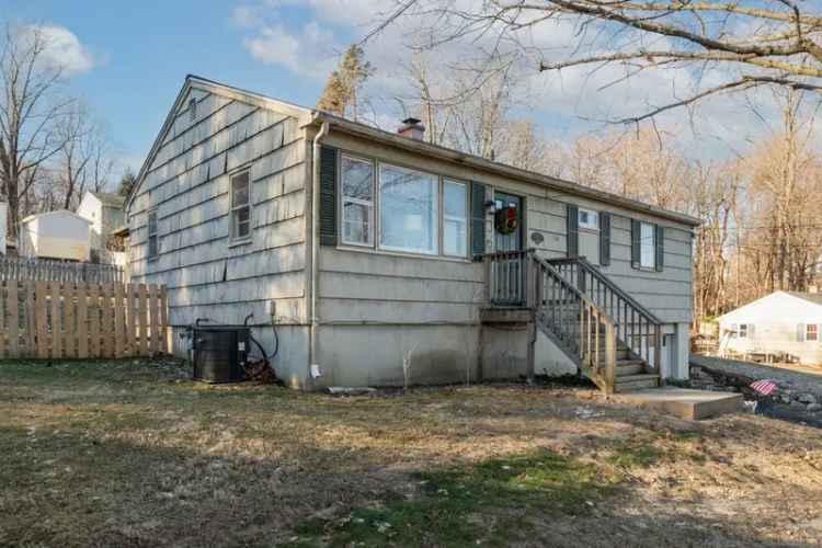 Single-family house For Sale in 30, Midway Drive, Bethel, Connecticut