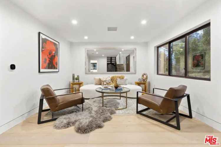 Single-family house For Sale in 8446, Kirkwood Drive, Los Angeles, California