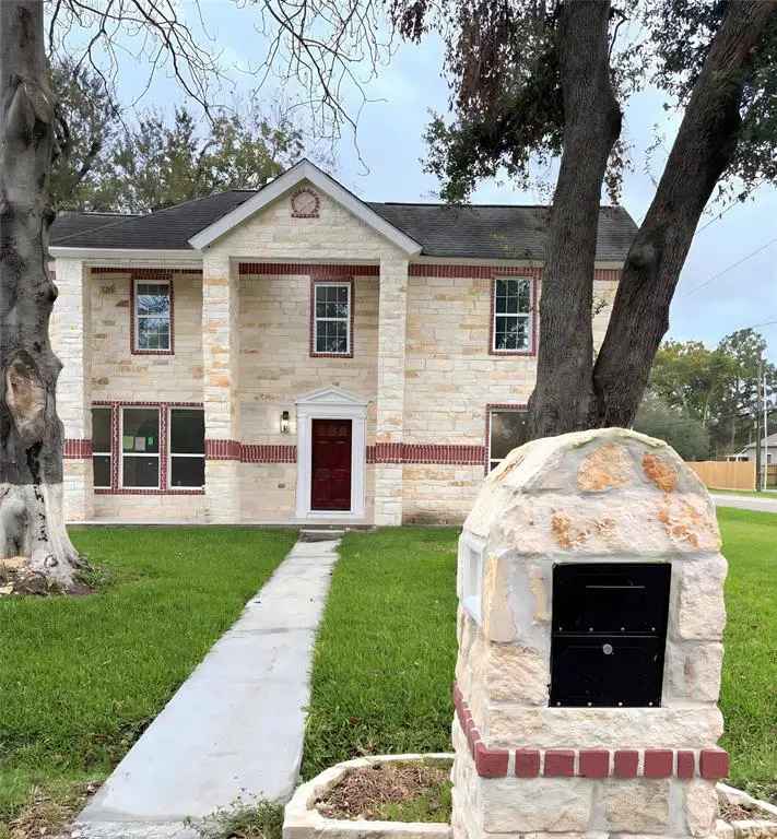 Single-family house For Sale in 417, West Blum Street, Alvin, Texas